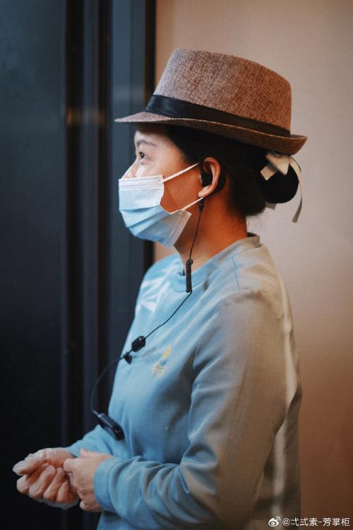 光影之间，真诚至上——弌弍素与小雨掌柜的温暖叙事